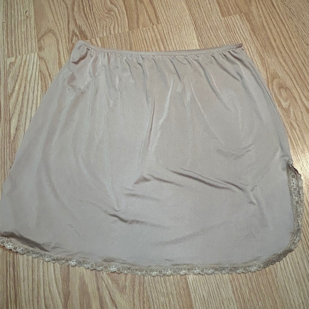 Relativity Intimates Tan Nude Lace Trim Half Slip Skirt Size Large Side‎ Slit